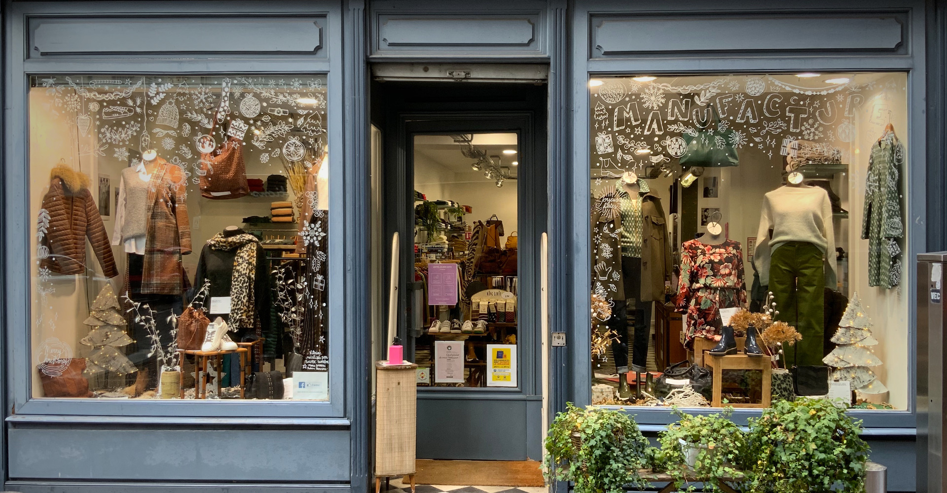 vitrine de boutique décorée de dessins de noel