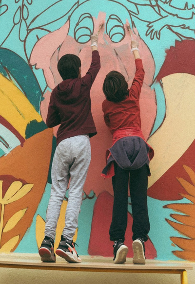 enfants peignant sur un mur