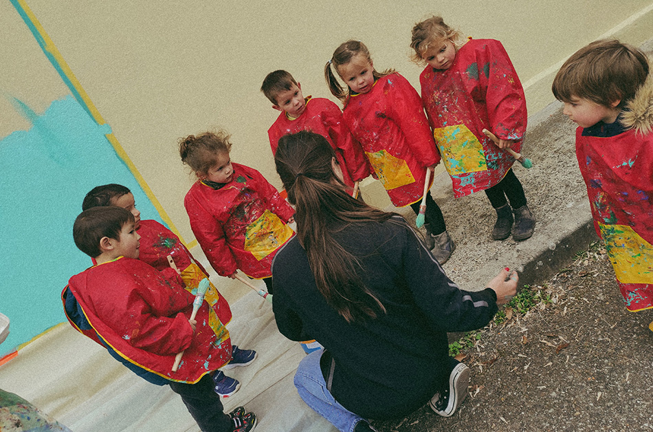 Enfants participants à un atelier de peinture murale en extérieur