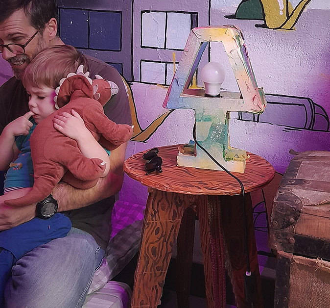 Lampe et tabouret en carton réalisés par deux enfants