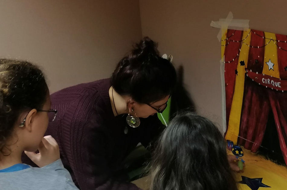 Elina présentant les principes de l'animation de figurines