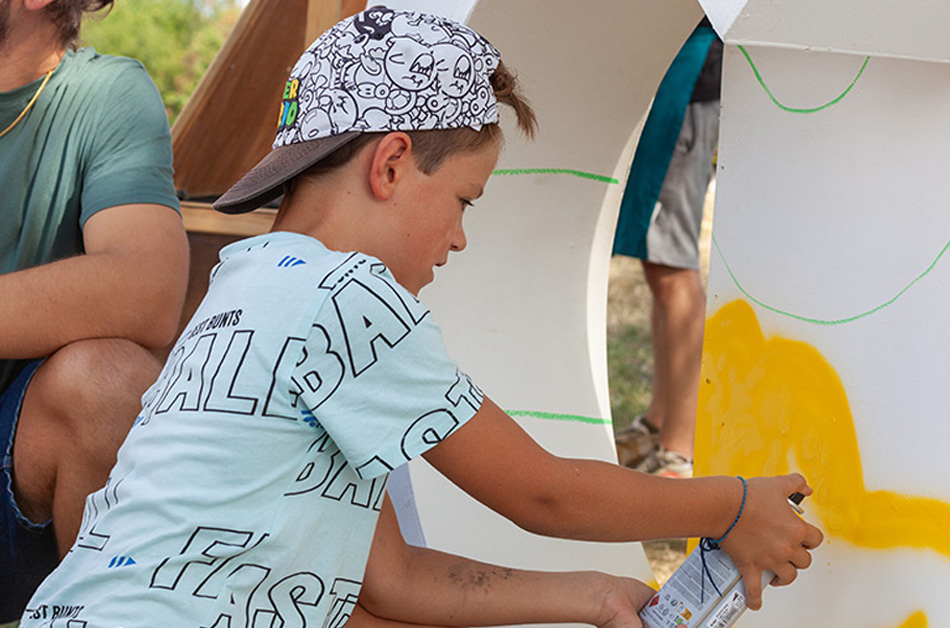 Enfants participants à un atelier de peinture murale en extérieur
