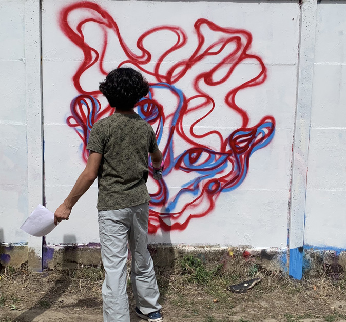 Enfants participants à un atelier de peinture murale en extérieur