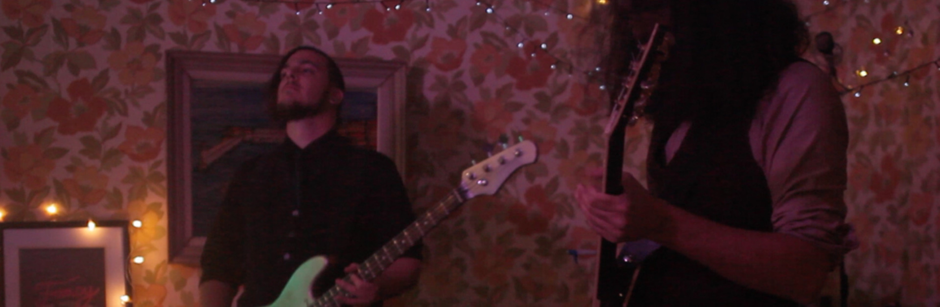 bassiste et guitariste d'un groupe en live dans décor rétro